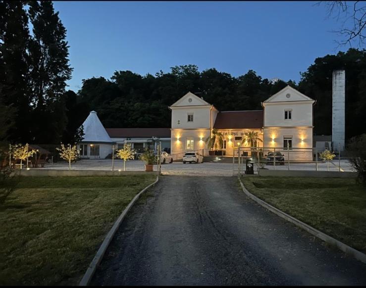 Kinizsi Udvar Apartmanhaz Balatonboglar Exterior photo