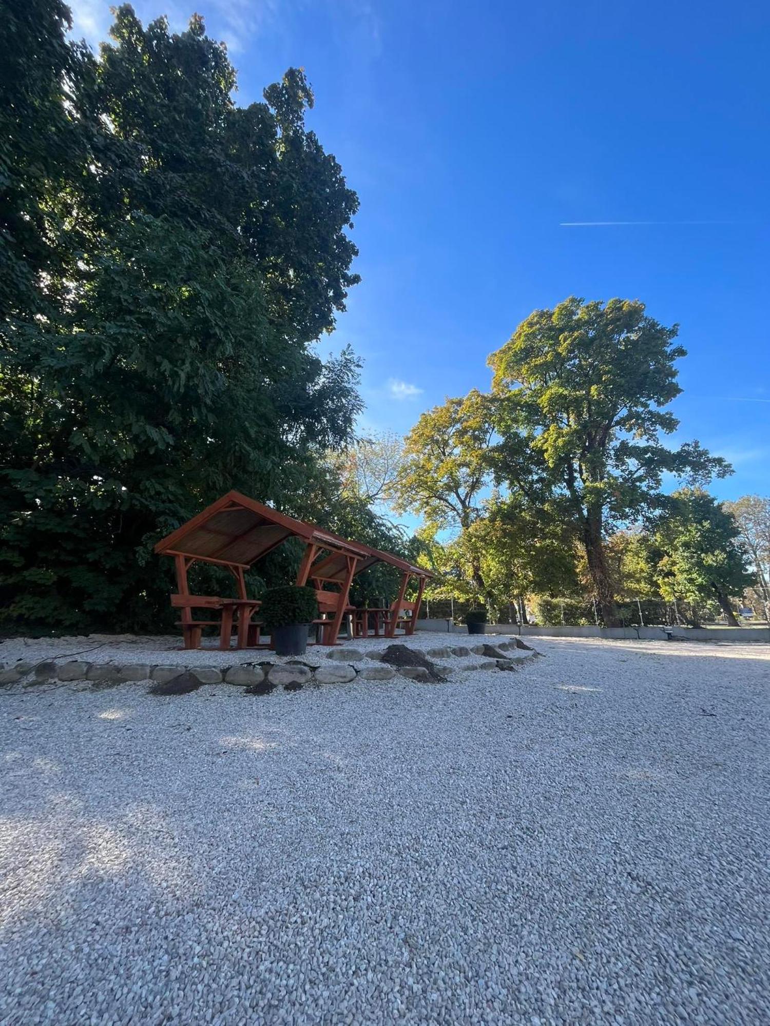 Kinizsi Udvar Apartmanhaz Balatonboglar Exterior photo